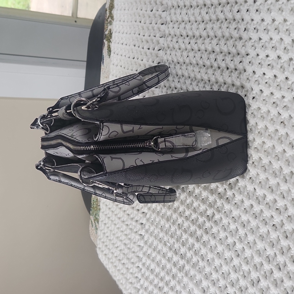 Guess shoulder or crossbody bag with 3 compartments with two snap closure and zi - Picture 5 of 11
